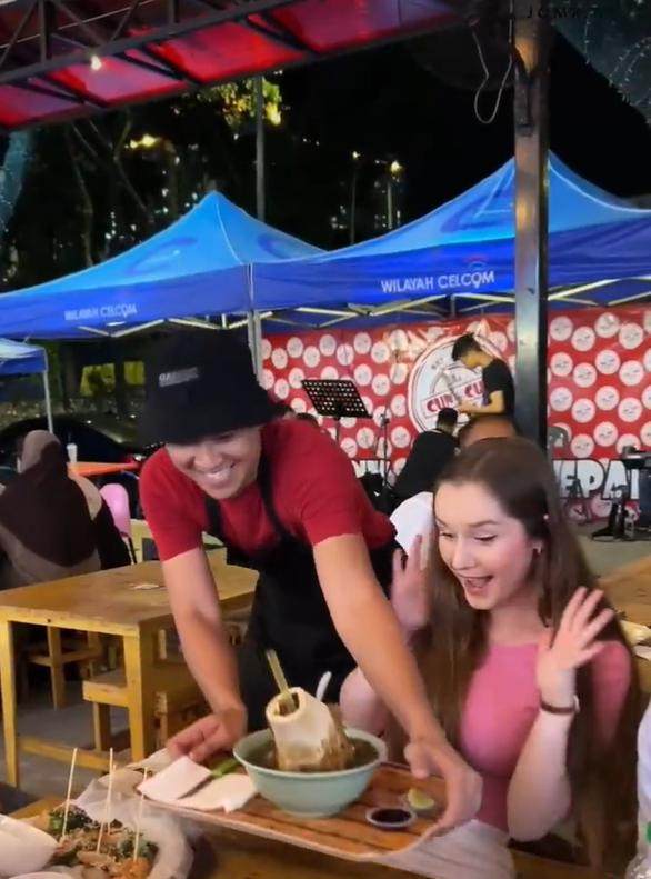 黄金甲体育-这里的足球很纯粹!和体坛嘉宾一起体验亚联杯气氛