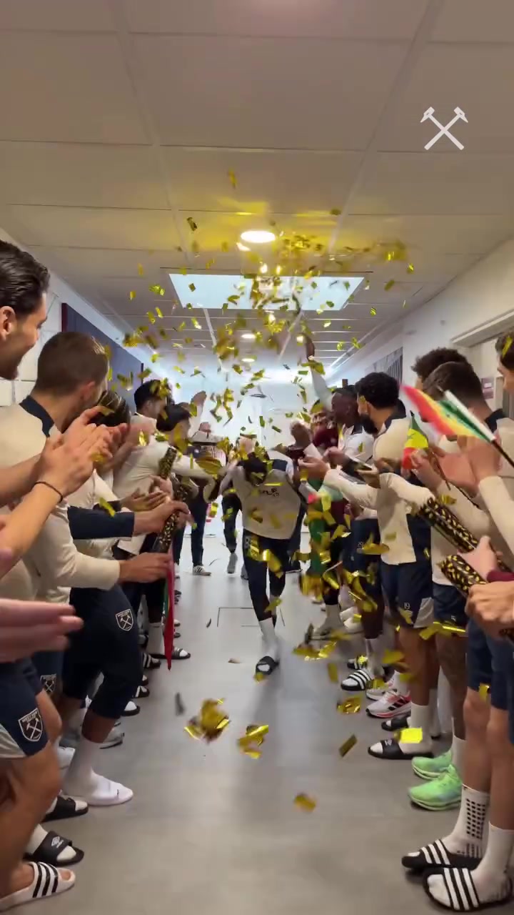 黄金甲体育官网-载誉归来！西汉姆全队热烈欢迎非洲杯冠军迪乌夫凯旋