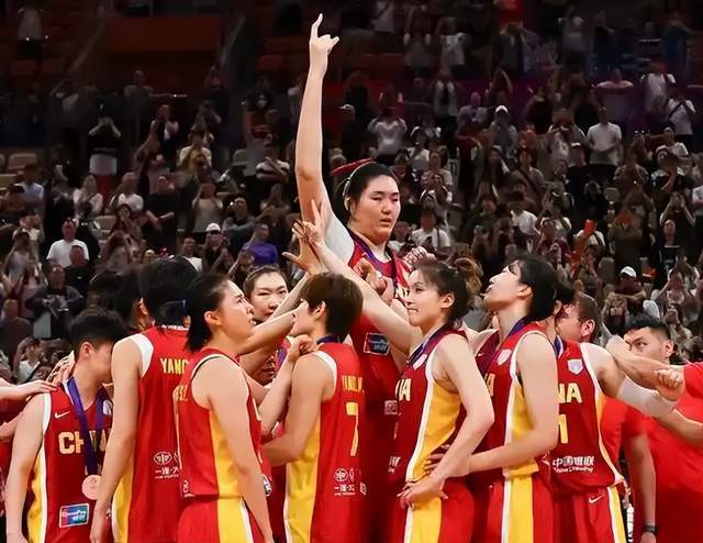 黄金甲体育官网-李月汝哽咽，宫鲁鸣下课？新帅锁定1人，曾亚运夺冠，王治郅辅佐