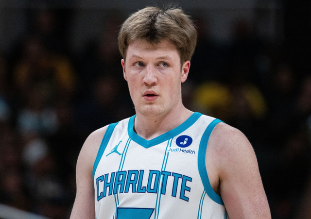 黄金甲体育官网-236个三分！20岁菜鸟打成联盟第一，黄蜂重建成功，他冲历史纪录|克尼佩尔|圣安东尼奥马刺队|夏洛特黄蜂队|NBA常规赛|文班亚马_新浪体育_新浪新闻